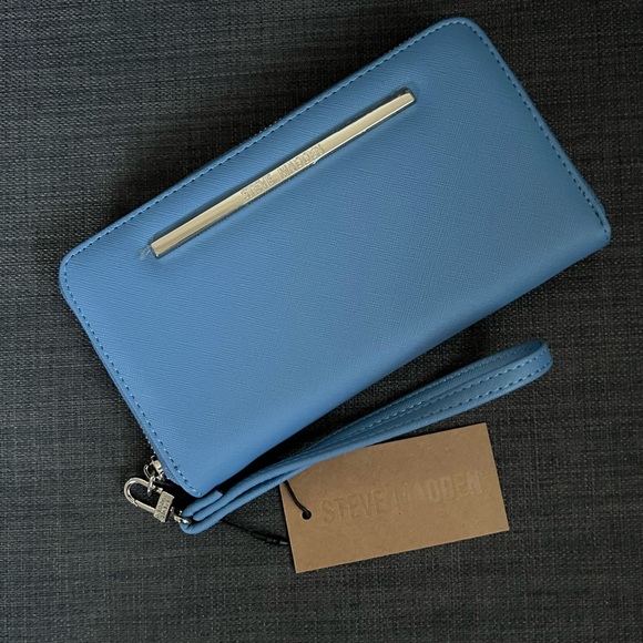 Steve Madden Handbags - NWT STEVE MADDEN ZIP AROUND WALLET WRISTLET